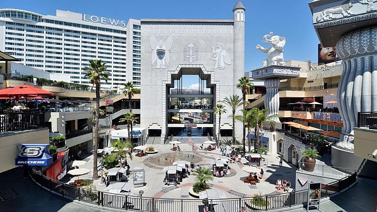 Loews Hollywood Hotel courtyard