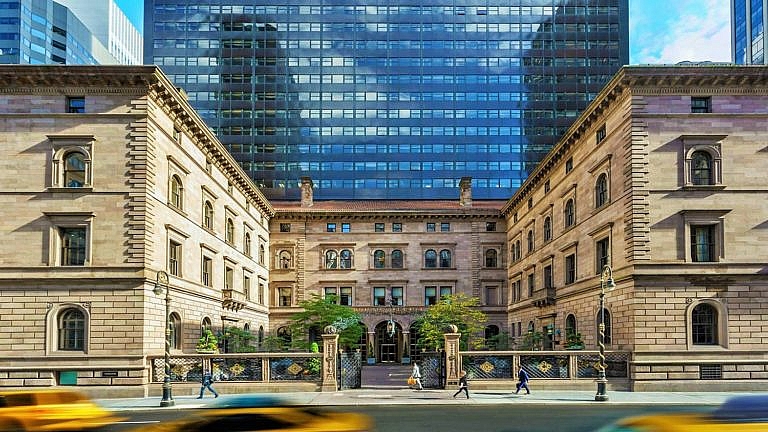 Madison Avenue Courtyard at Lotte New York Palace